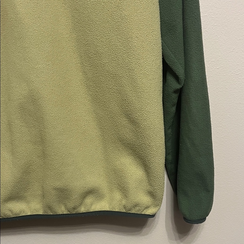 Patagonia Women's Green and Tan Fleece Pullover - Picture 12 of 13